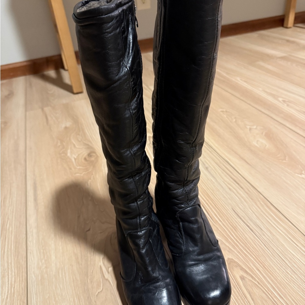 Vintage 1960s Dunham GoGo Midnight Black Heeled Boots with Shearling lining!